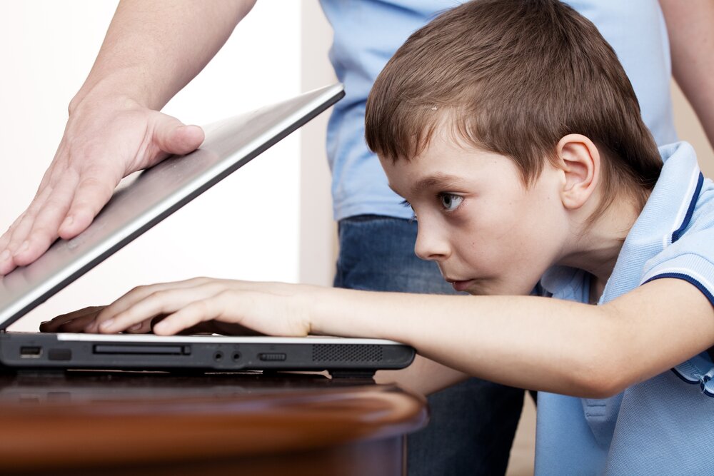 father-closes-the-son-s-laptop-computer-addiction-gambling.jpg father-closes-the-son-s-laptop-computer-addiction-gambling.jpg